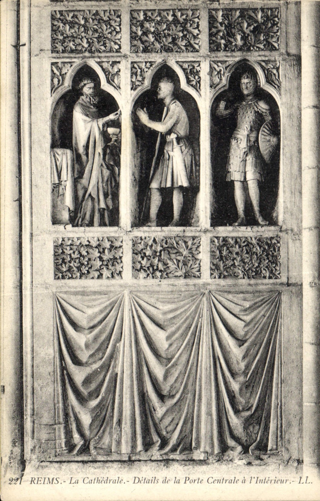 CPA Reims La Cathedrale Details de la Porte centrale a l'interieur 