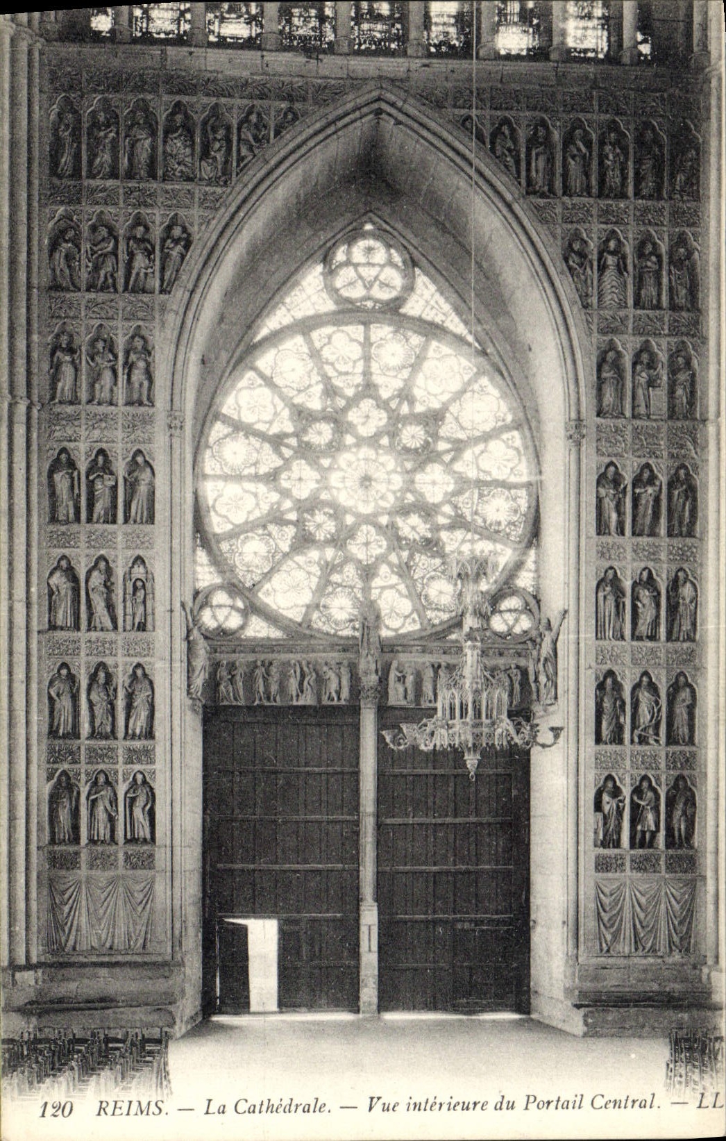 CPA Reims la Cathedrale Vue interieure du Portail central