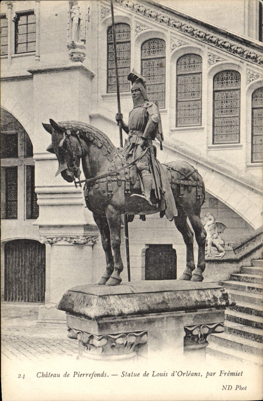 CPA Chateau de Pierrefonds Statue de Louis d'Orleans par Fremiet