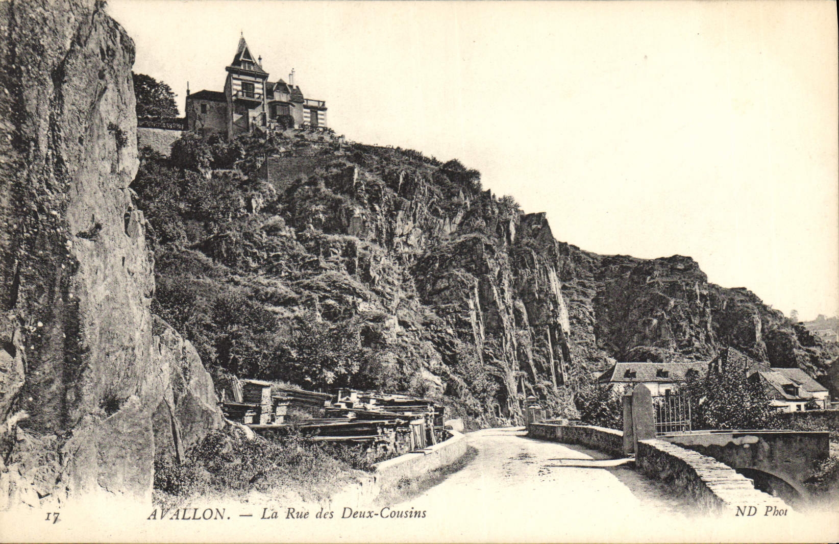 CPA Avallon La Rue des Deux Cousins 