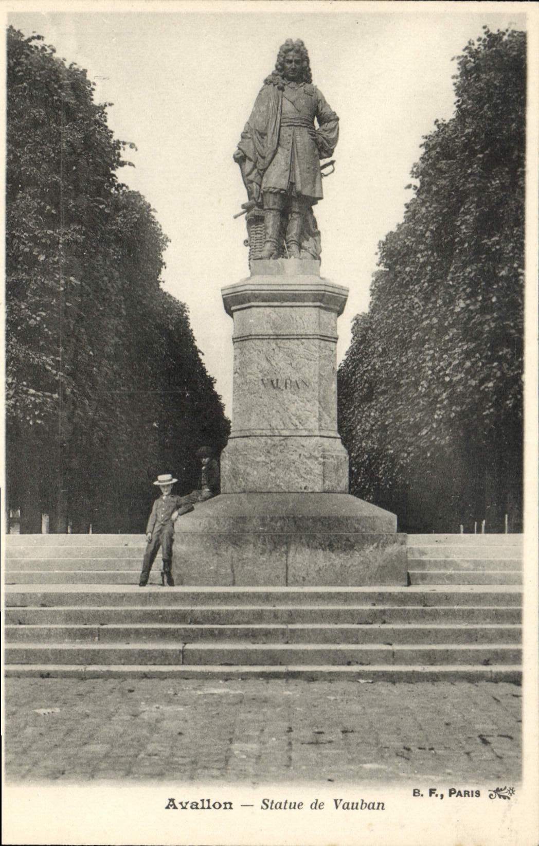 CPA Avallon Statue de Vauban 