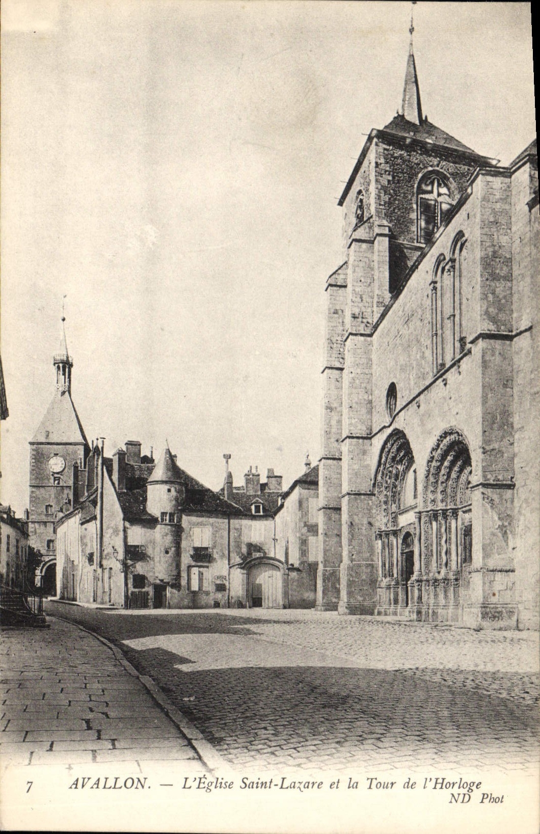 CPA Avallon L'Eglise Saint Lazare et la Tour de l'Horloge 