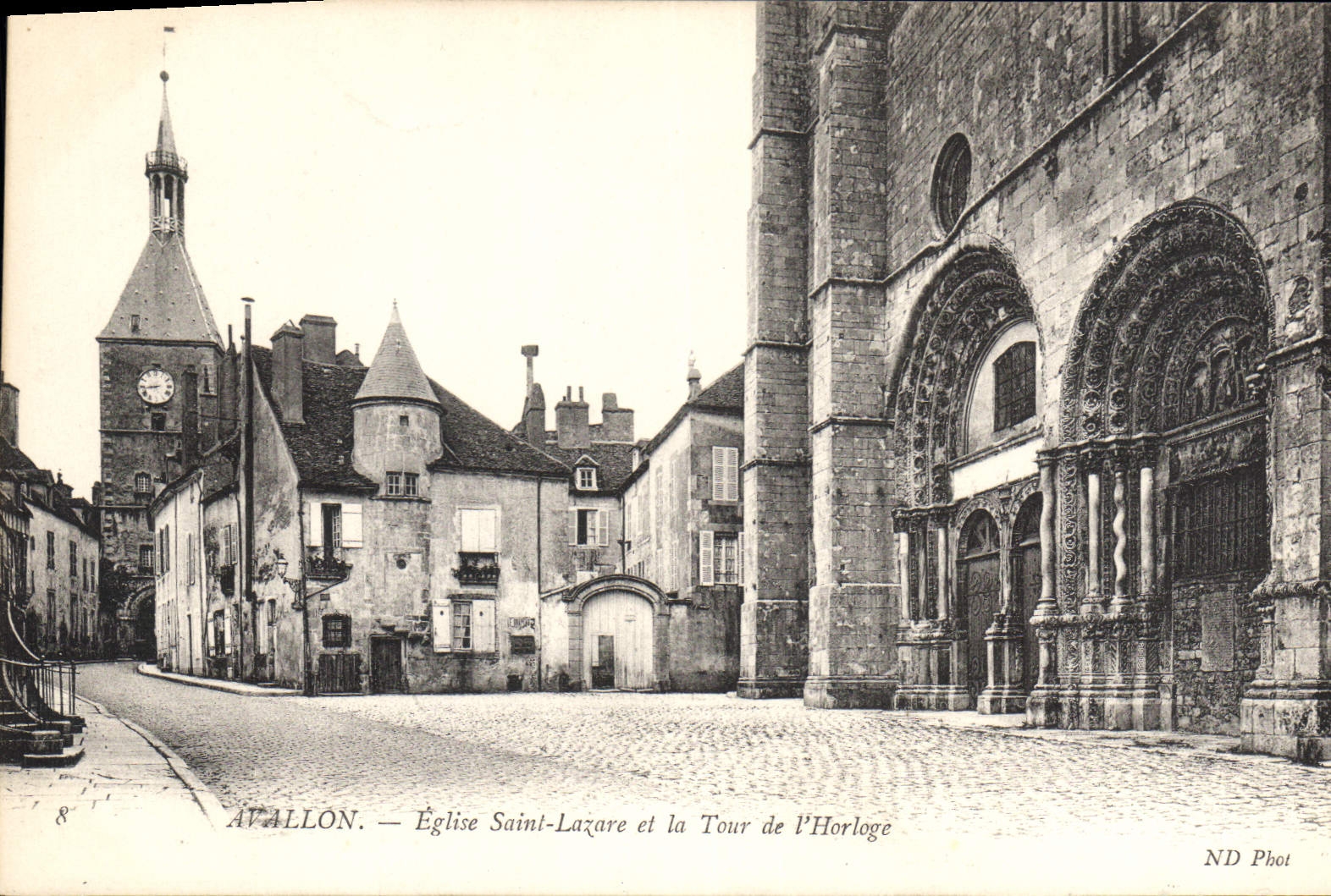 CPA Avallon Eglise Saint Lazare et la Tour de l'Horloge 