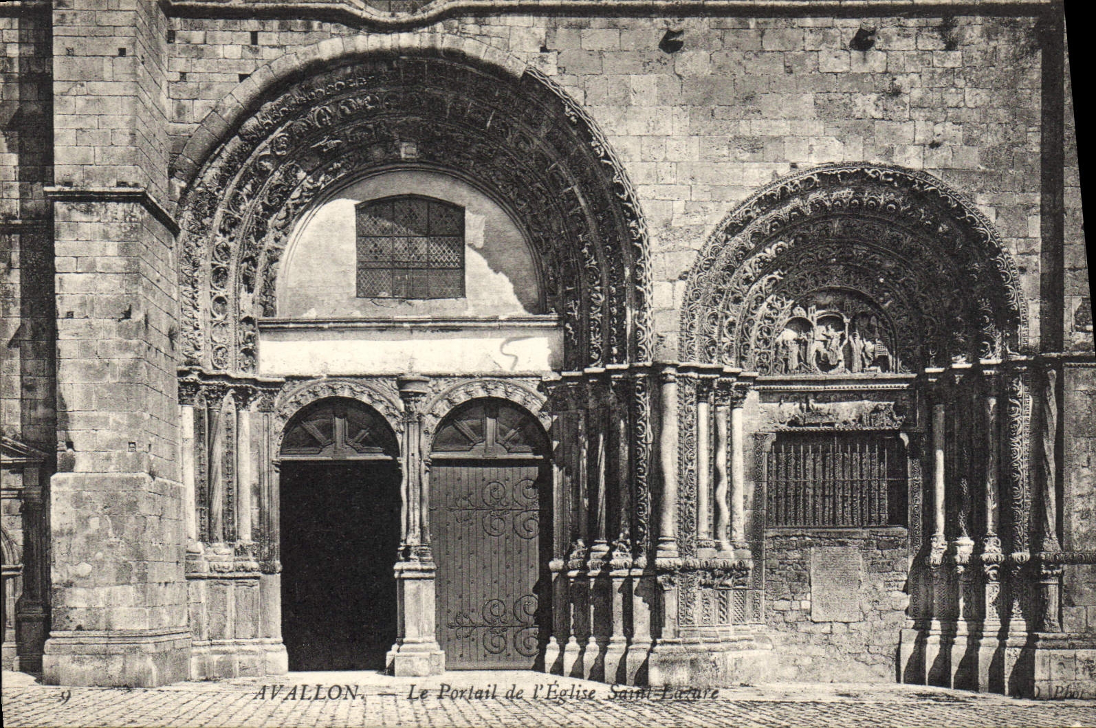 CPA Avallon Le Portail de l'Eglise Siant Lazare 