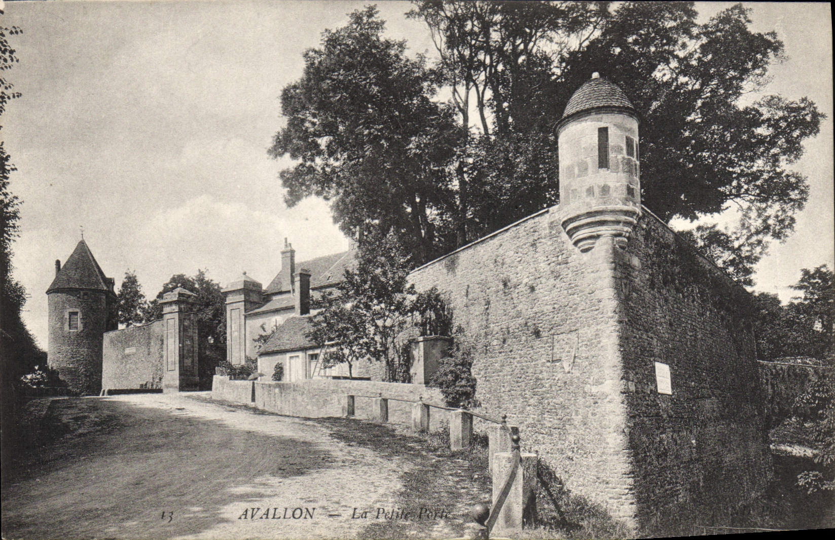 CPA Avallon La Petite Porte 