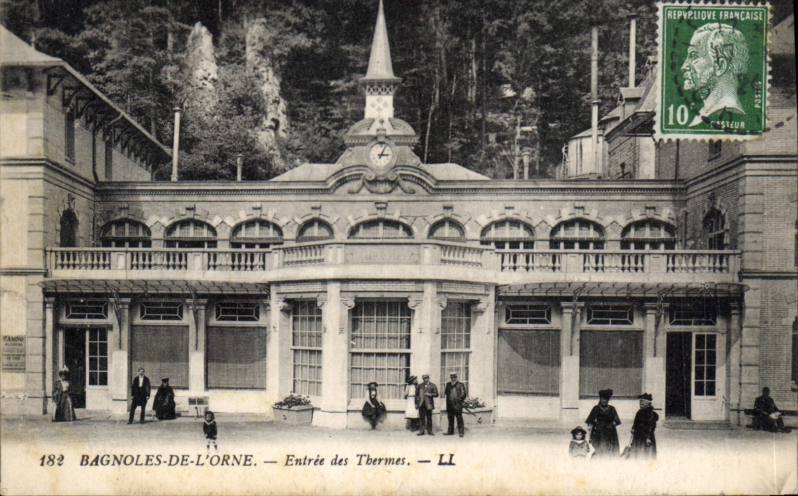CPA Bagnoles de l'Orne Entree des Thermes