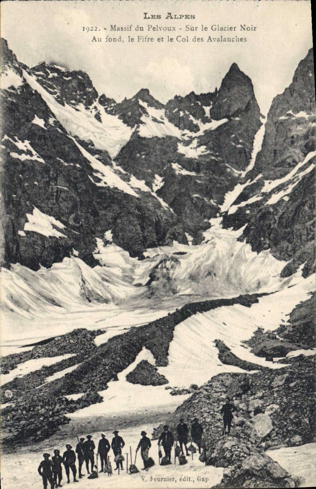 CPA Les Alpes Massif du Pelvoux Sur le Glacier noir Au fond le Fifre et le Col des Avalanches