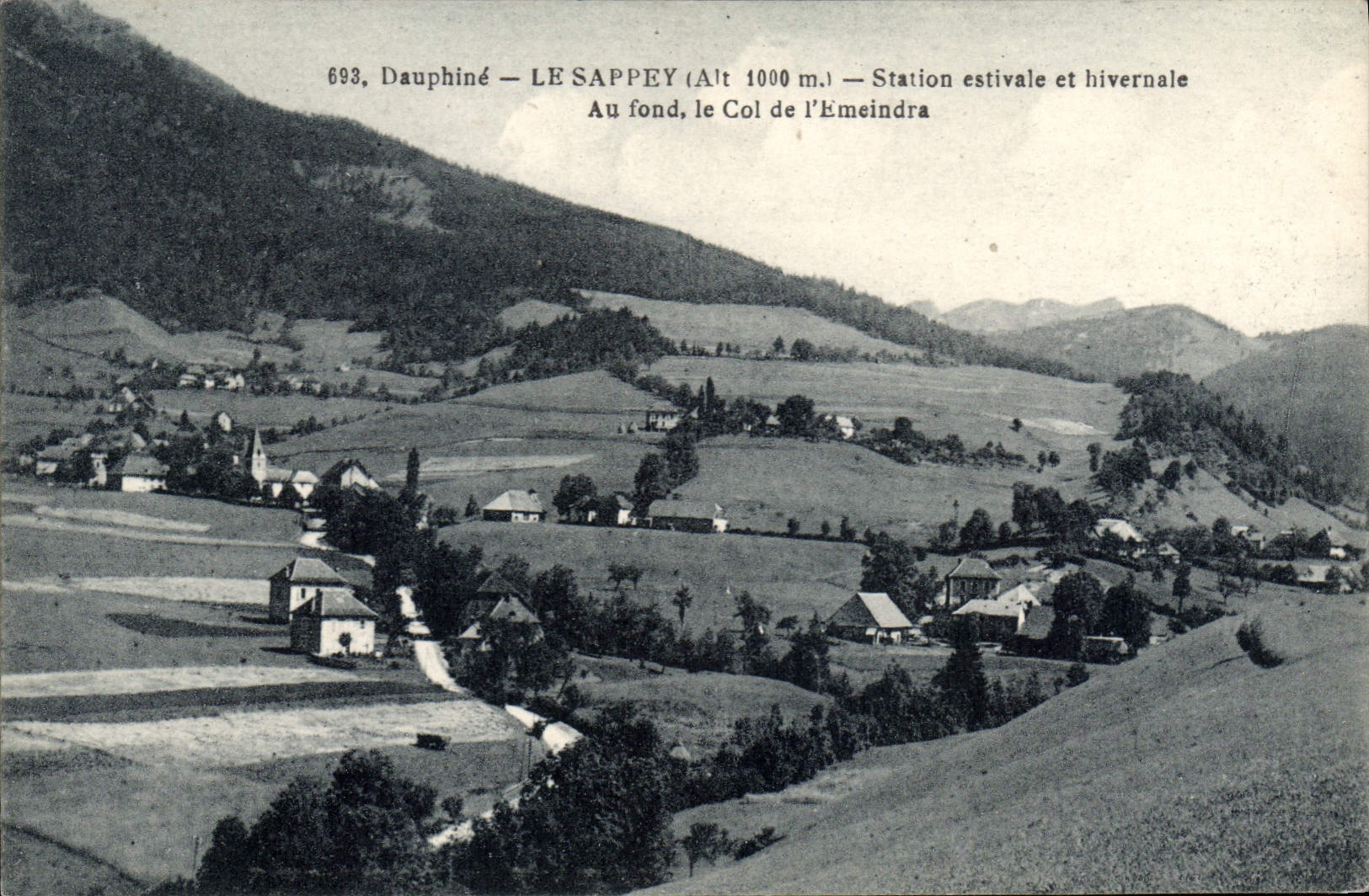 CPA Dauphine Le Sappey Station estivale et hivernale Au fond le Col de l'Emeindra