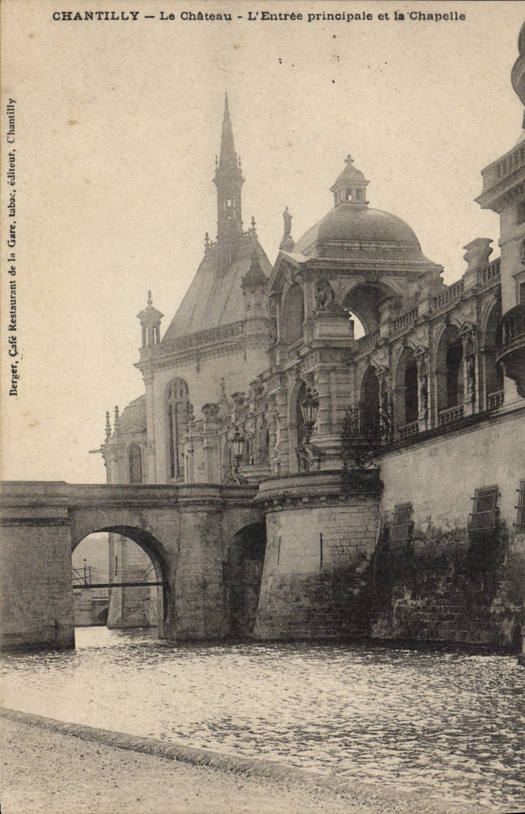 CPA Chantilly Le Chateau L'Entree principale et la Chapelle