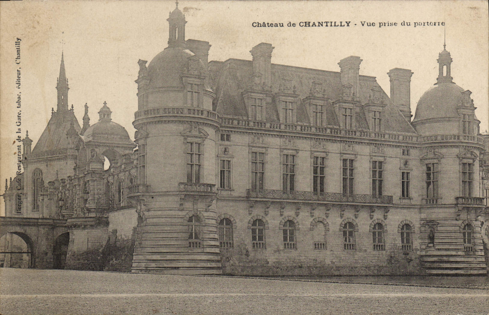 CPA Chateau de Chantilly Vue prise du poitorre