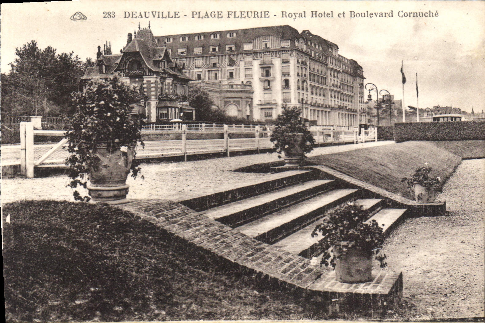CPA Deauville Plage Fleurie Royal Hotel et Boulevard Cornuche