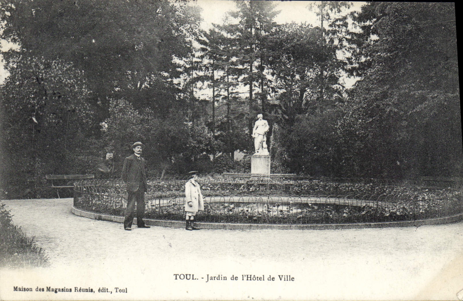 CPA Toul Jardin de l'Hotel de Ville 