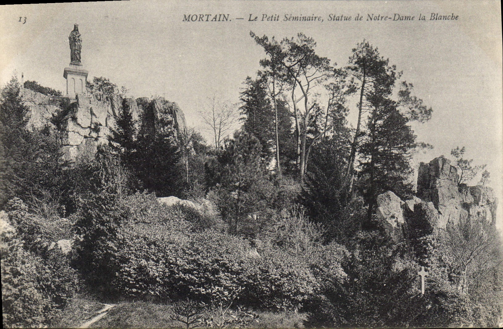 CPA Mortain Le Petit Seminaire Statue de Notre Dame la Blanche 