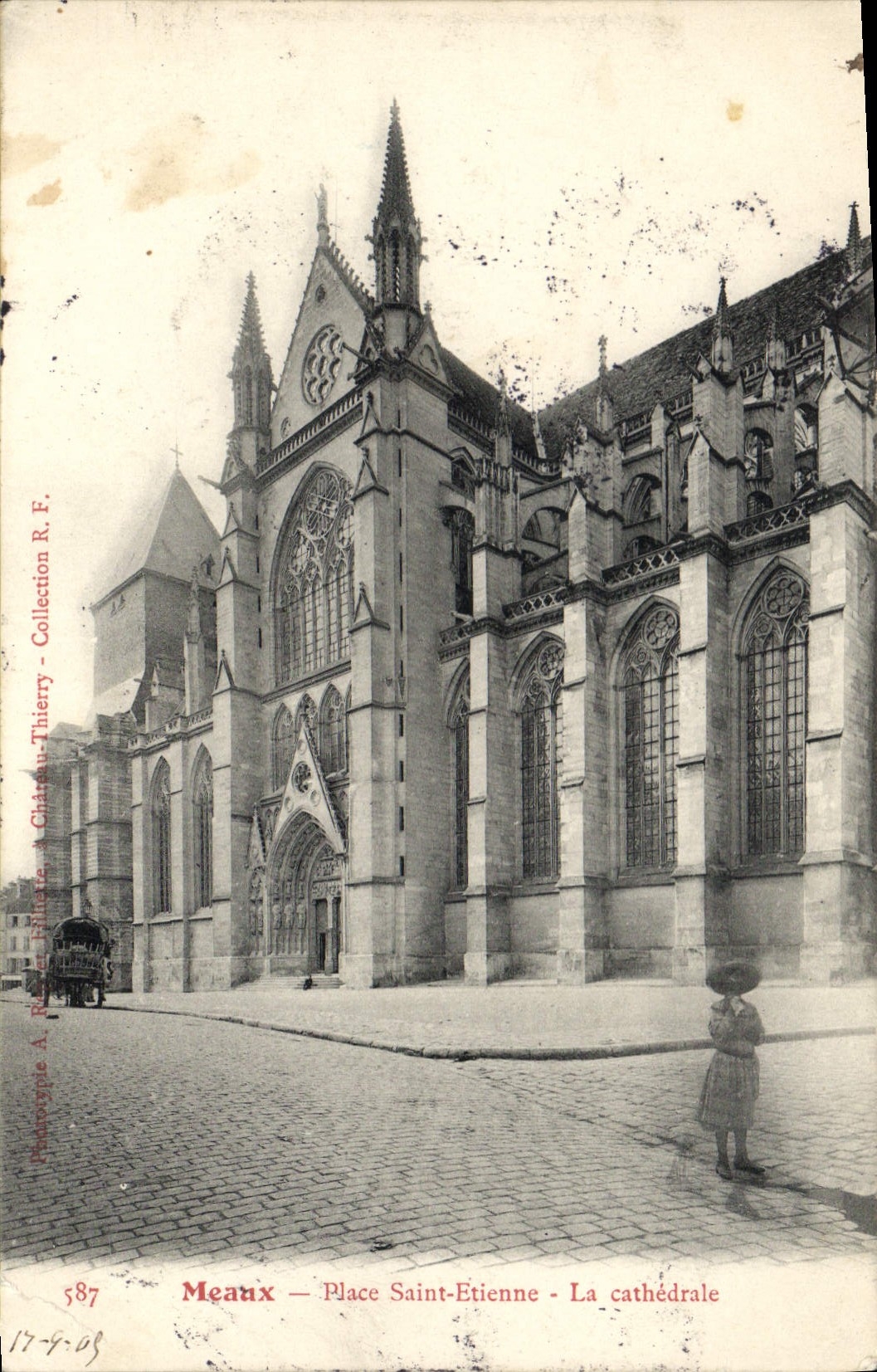 CPA Meaux Place Sainte Etienne La cathedrale 