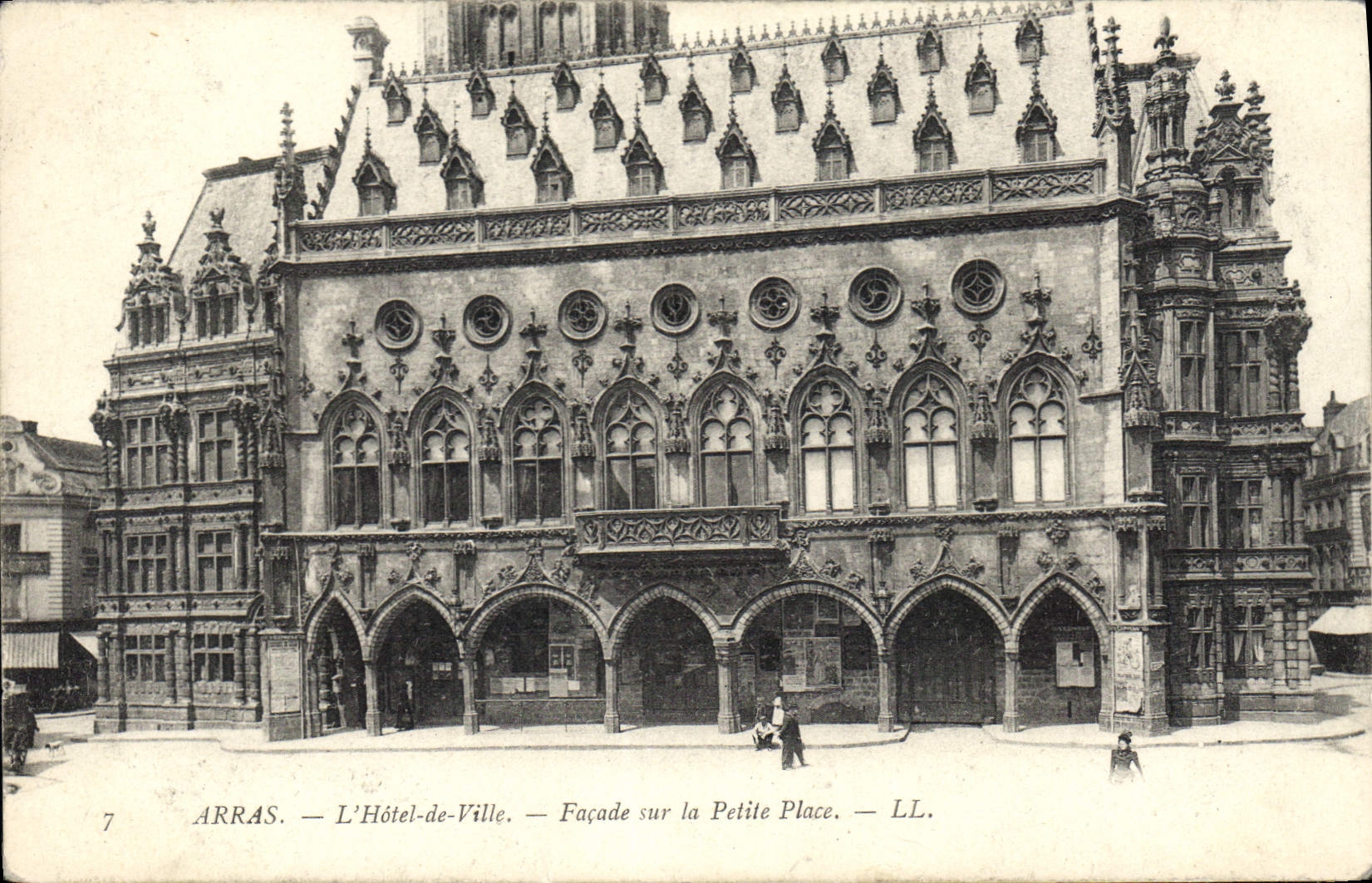 CPA Arras L'Hotel de Ville Facade sur la Petite Place 