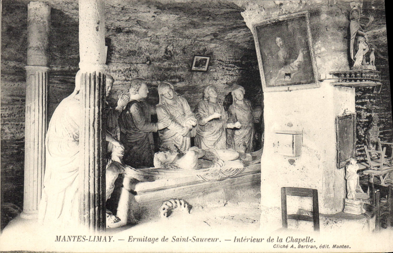 CPA Mantes Limay Ermitage de Saint Sauveur Interieur de la Chapelle