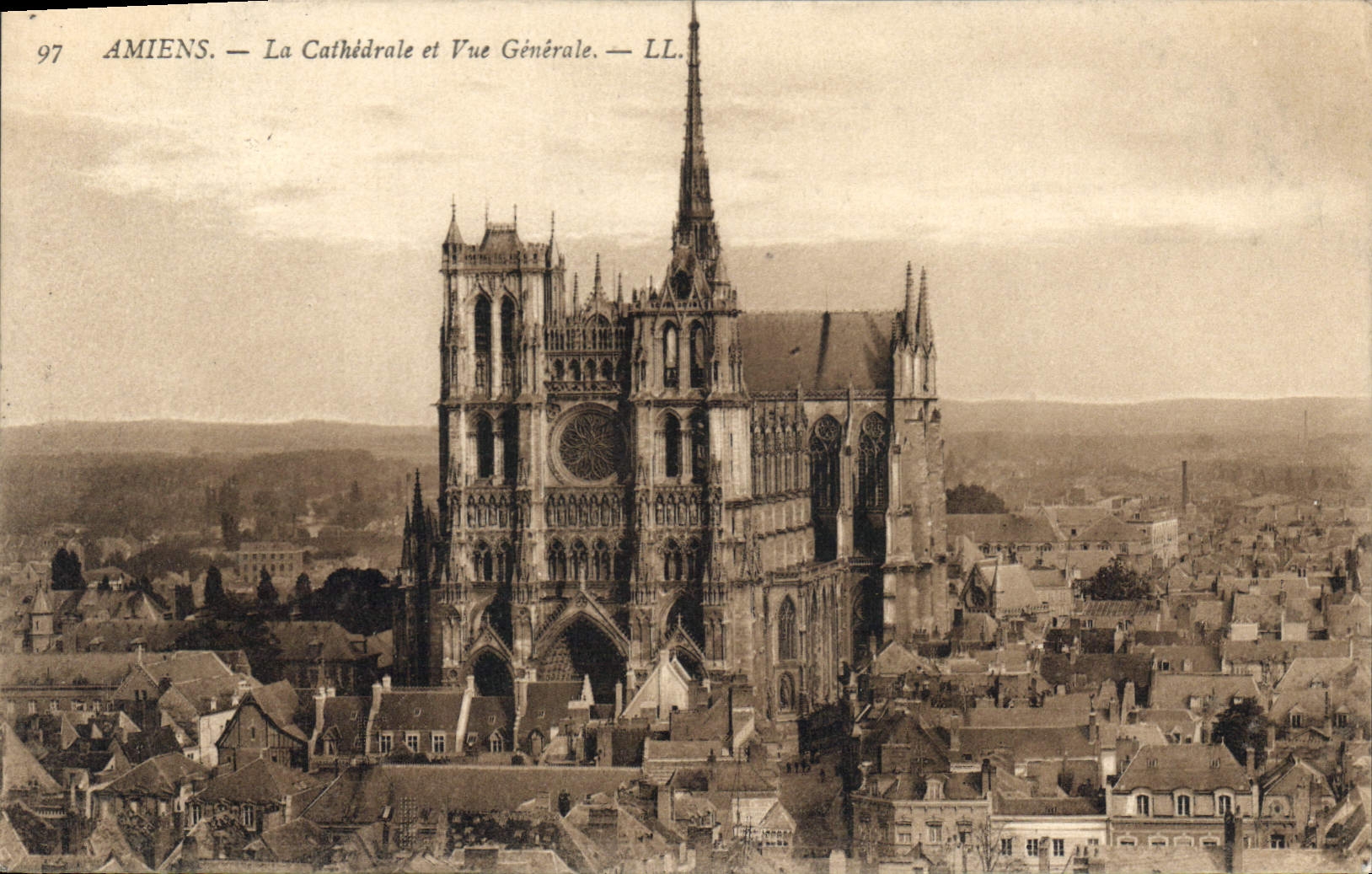 CPA Amiens La Cathedrale et Vue Generale 