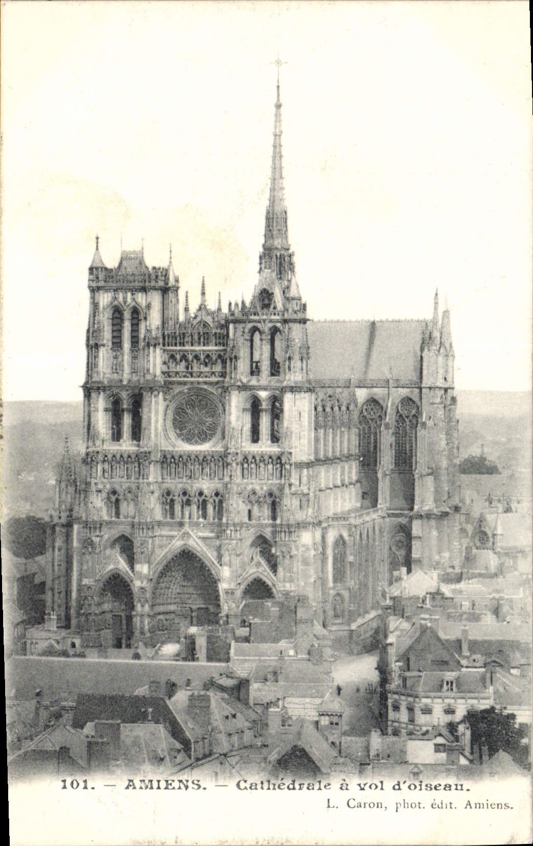 CPA Amiens Cathedrale a vol d'oiseau 