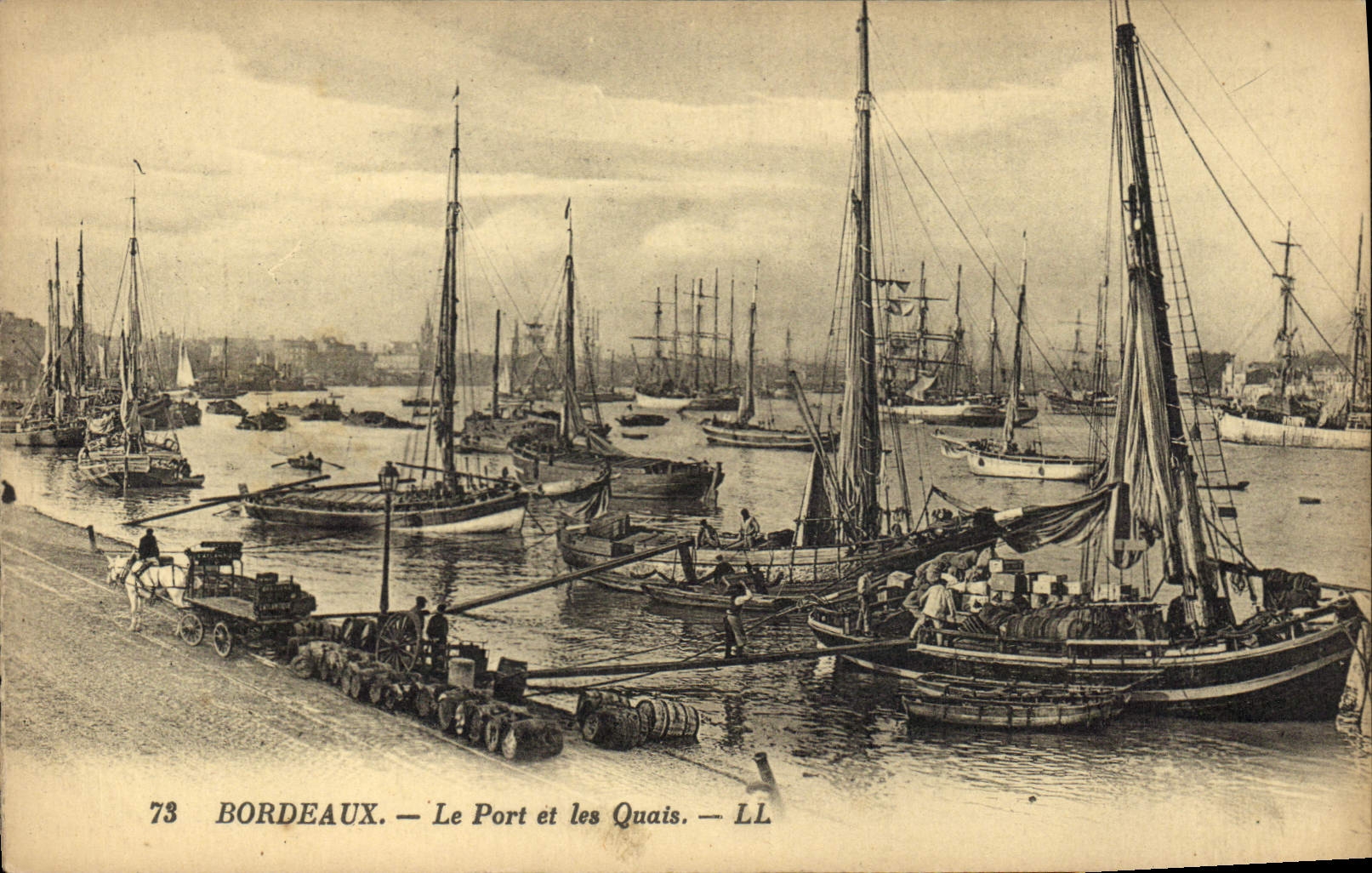 CPA Bordeaux Le Port et les Quais Bateaux