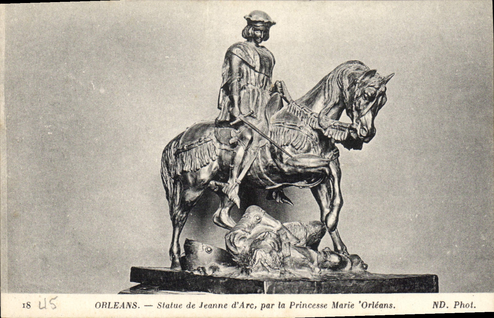CPA Orleans Statue de Jeanne d'Arc par la Princesse Marie Orleans 