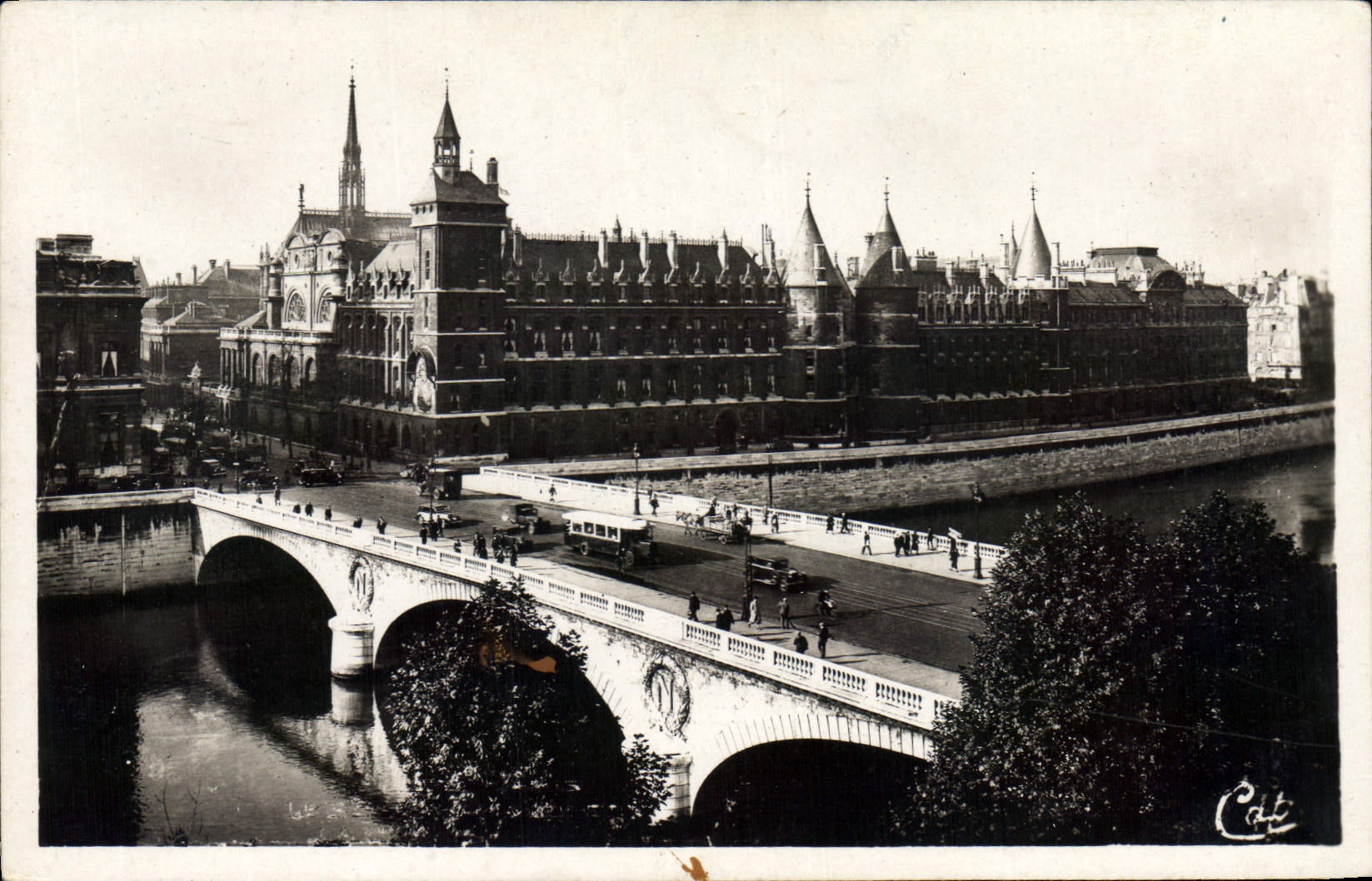 CPA Paris Le Pont au Change et la Conciergerie 