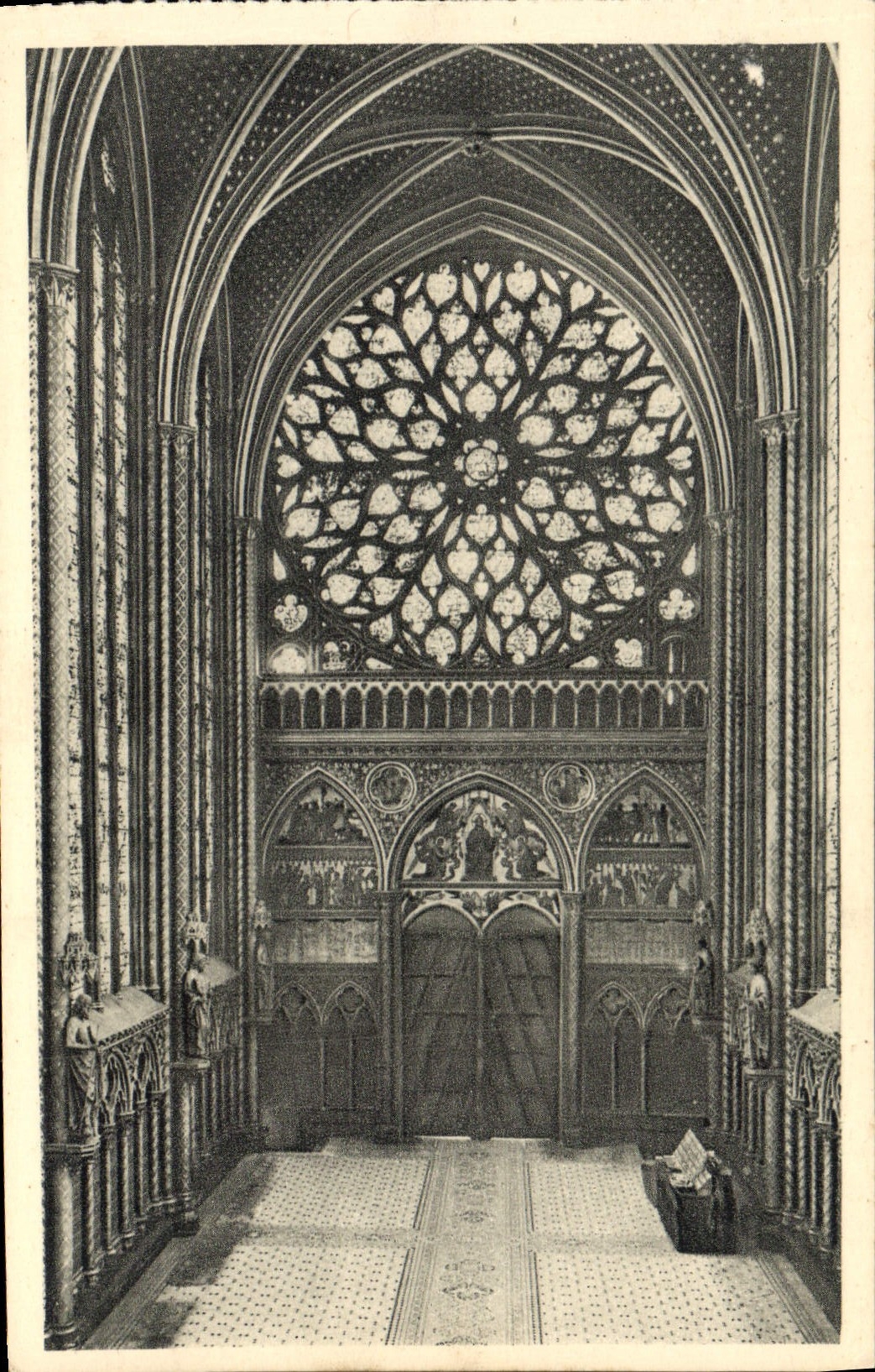 CPA Paris La Sainte Chapelle Chapelle haute La Nef vue du Choeur 