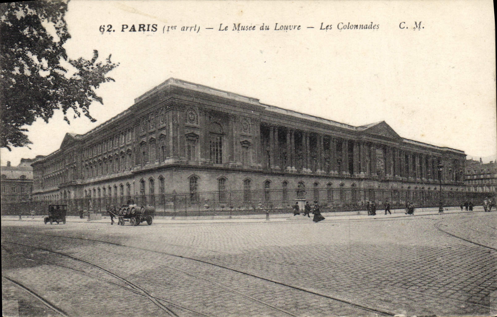 CPA Paris Le Musee du Louvre Les Colonnades