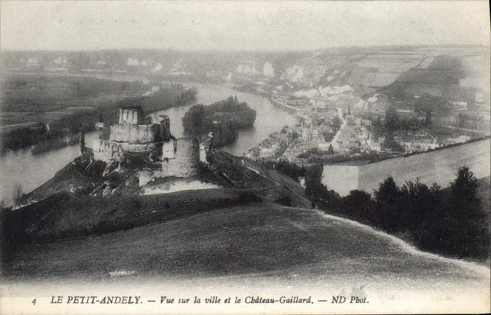CPA Le Petit Andely Vue sur la ville et le Chateau Gaillard 