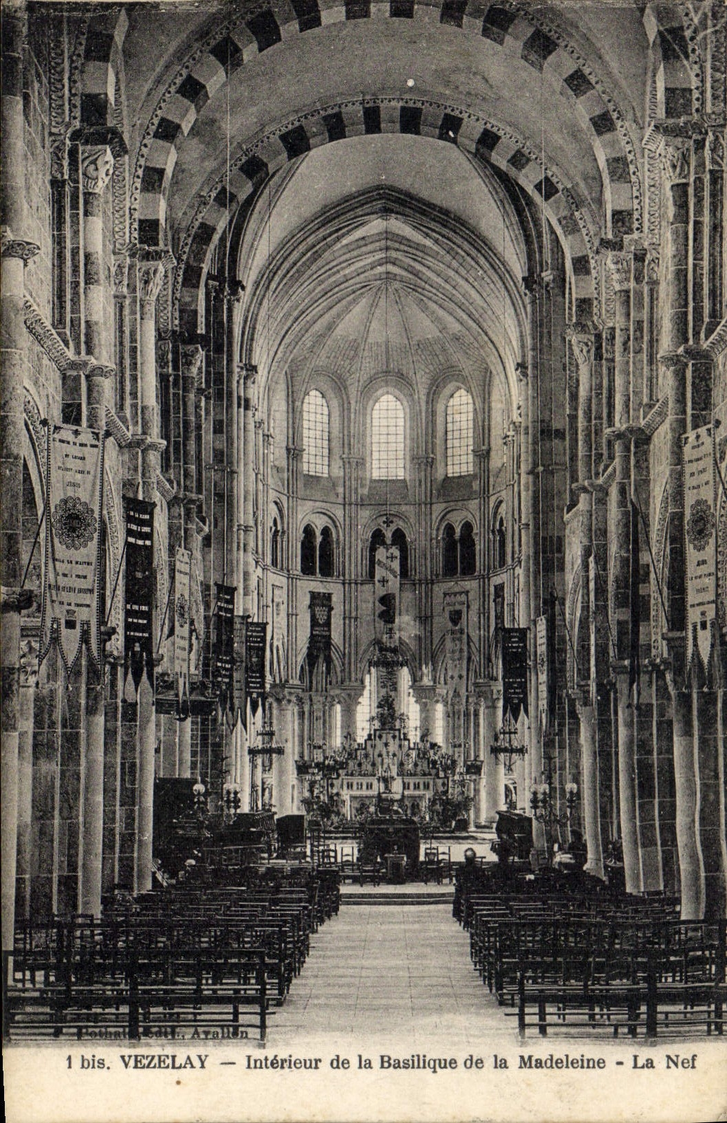 CPA Vezelay Interieur de la Basilique de la Madeleine