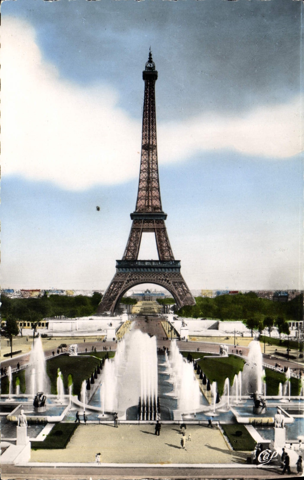 CPA Paris Les Fontaines du Palais de Chaillot et la Tour Eiffel