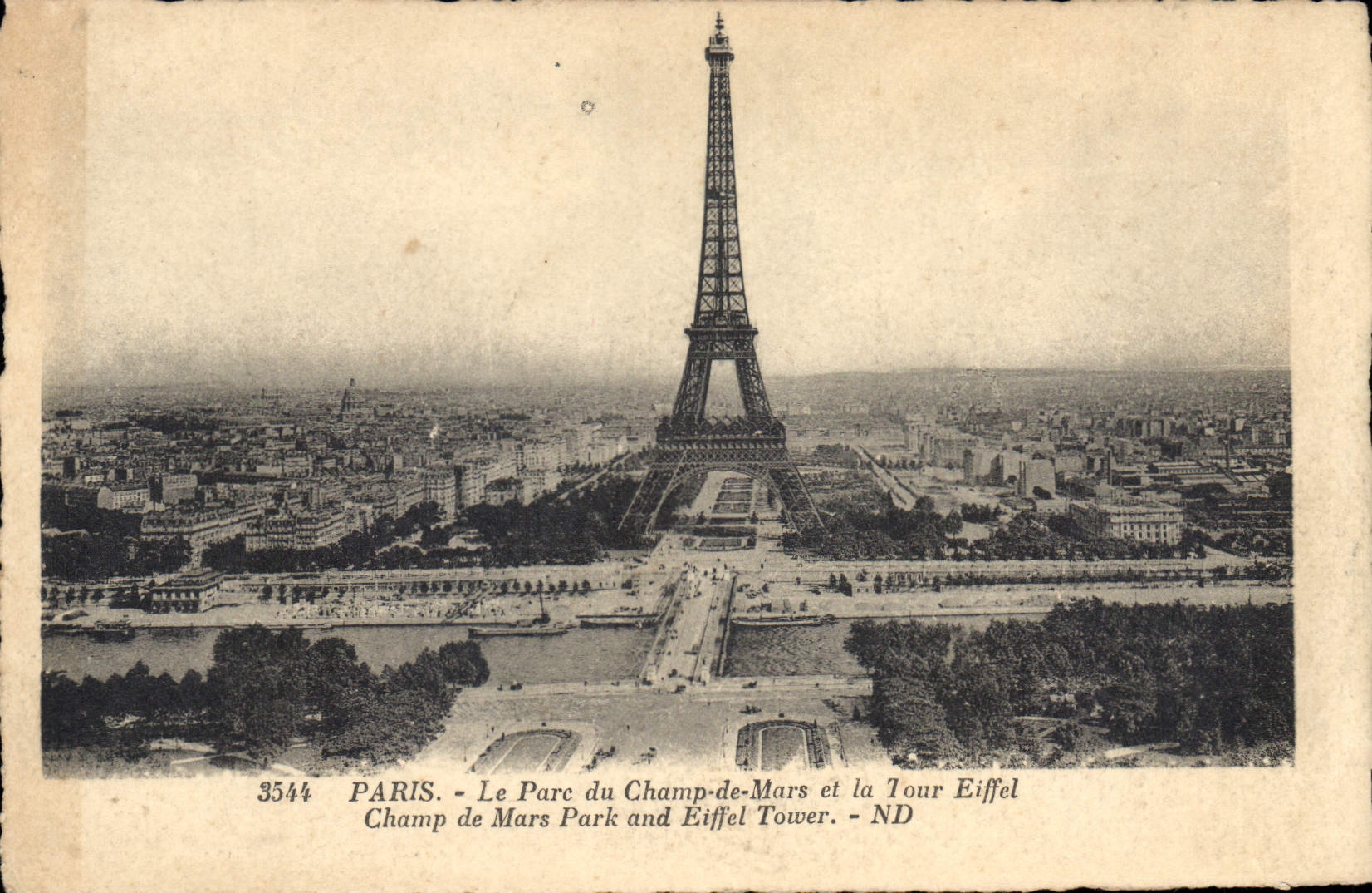 CPA Paris Le Parc du Champ de Mars et la Tour Eiffel