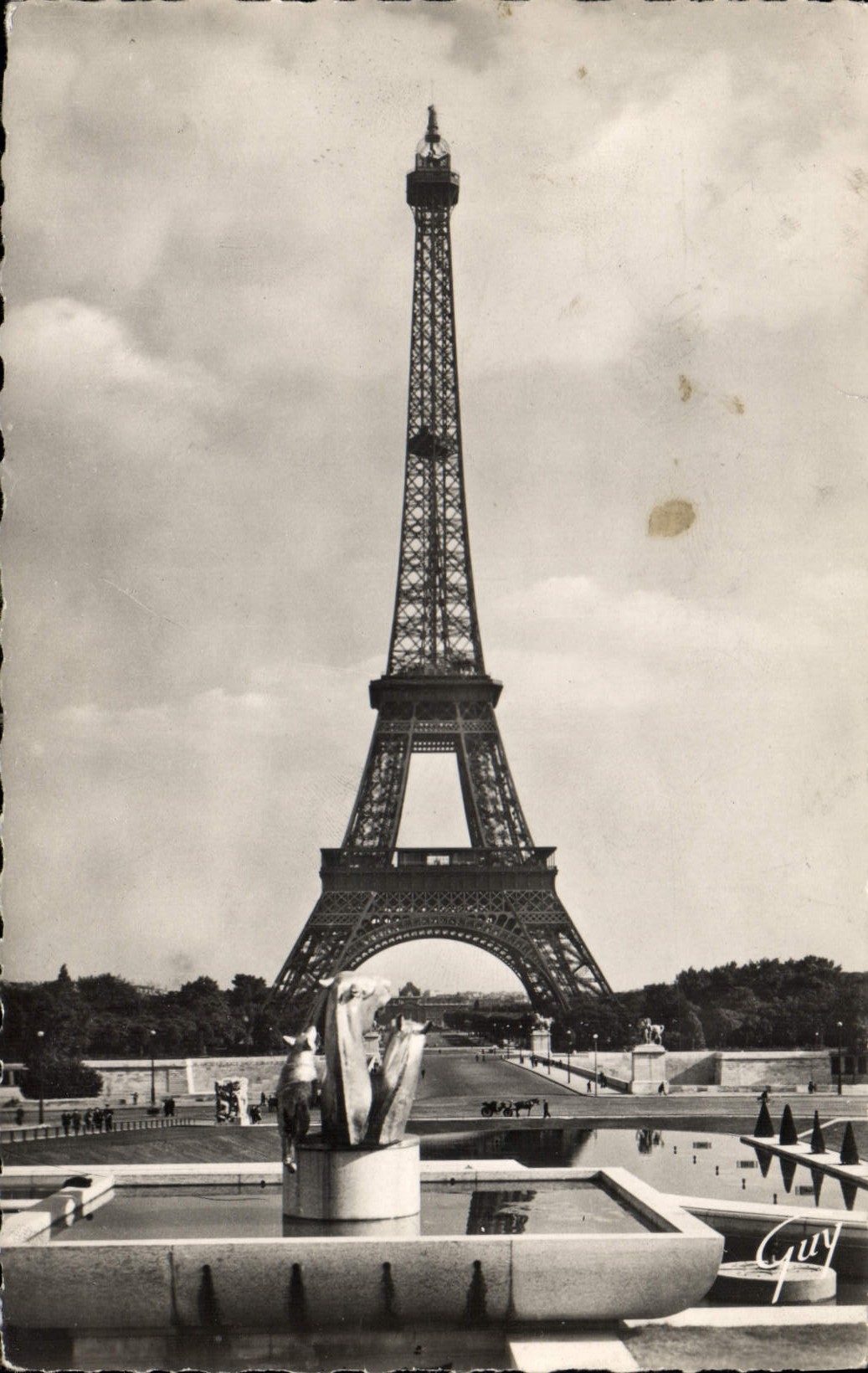 CPA Paris La Tour Eiffel vue des jardins du Trocadero