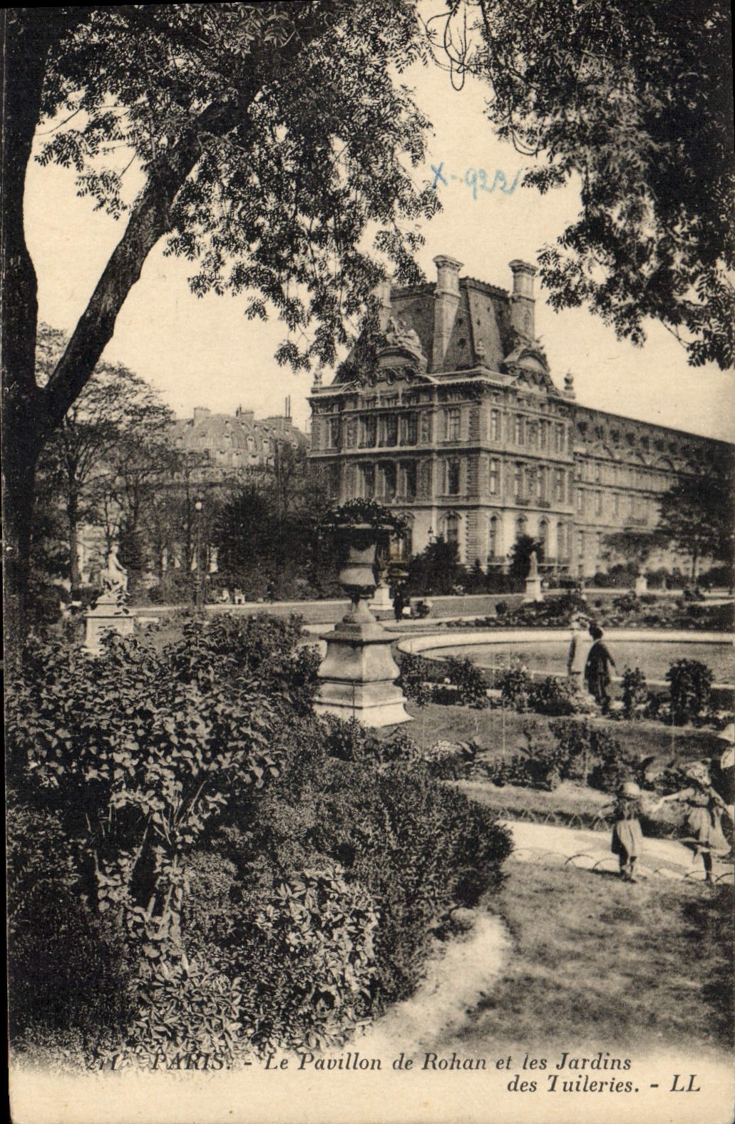 CPA Paris Le Pavillon de Rohan et les Jardins des Tuileries Bateau