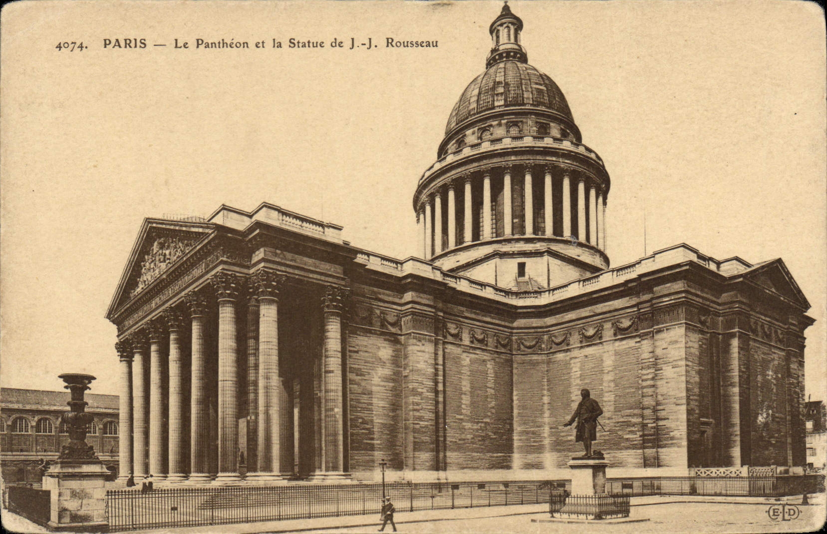 CPA Paris Le Pantheon et la Statue de JJ Rousseau