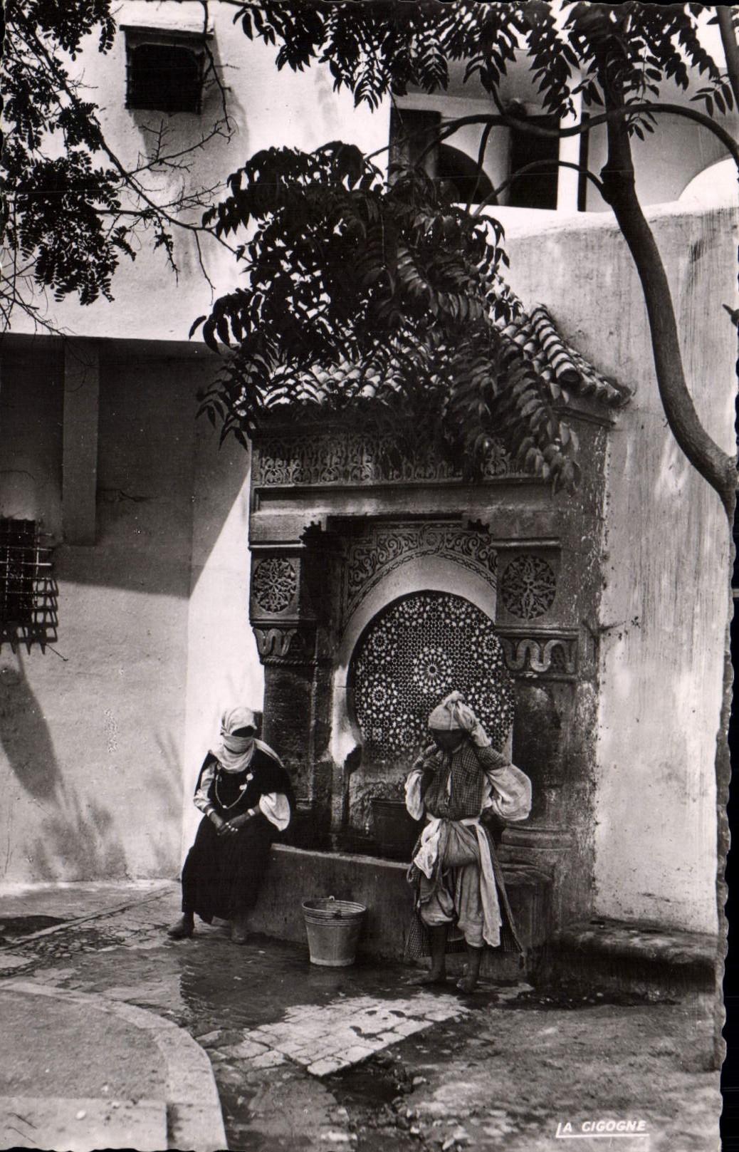 CPA Scenes Types Une jolie fontaine