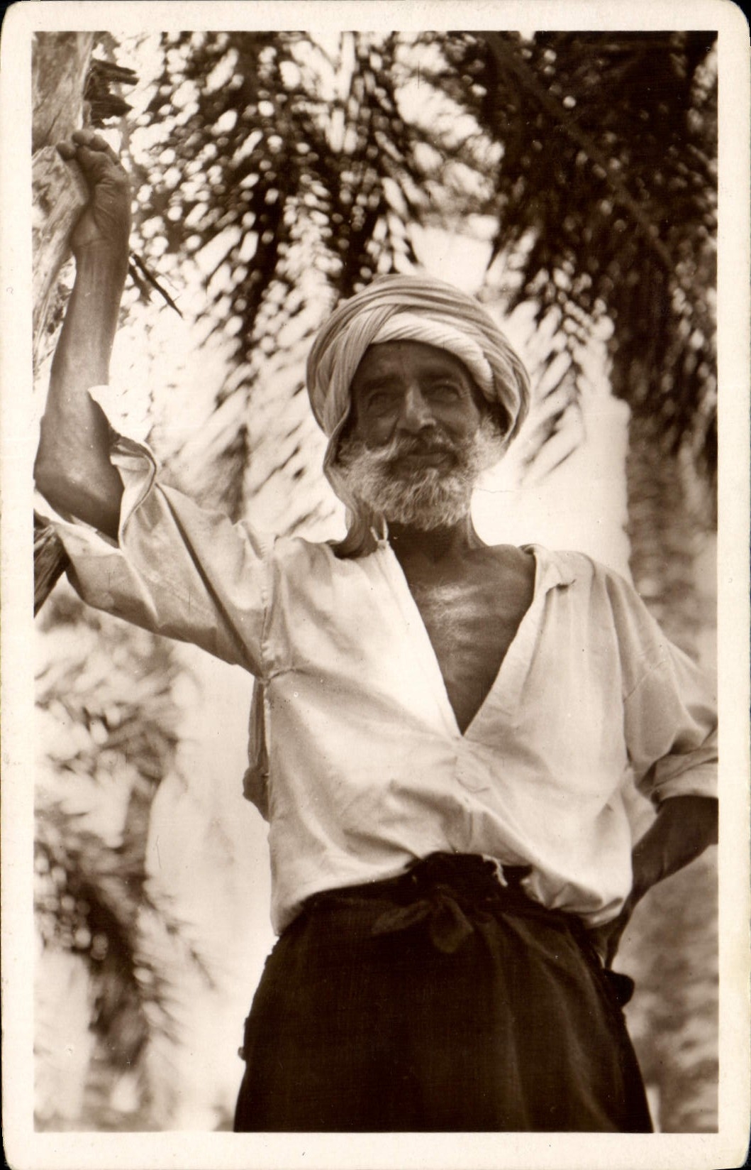 CPA Scenes et Types Type d'Indigene 