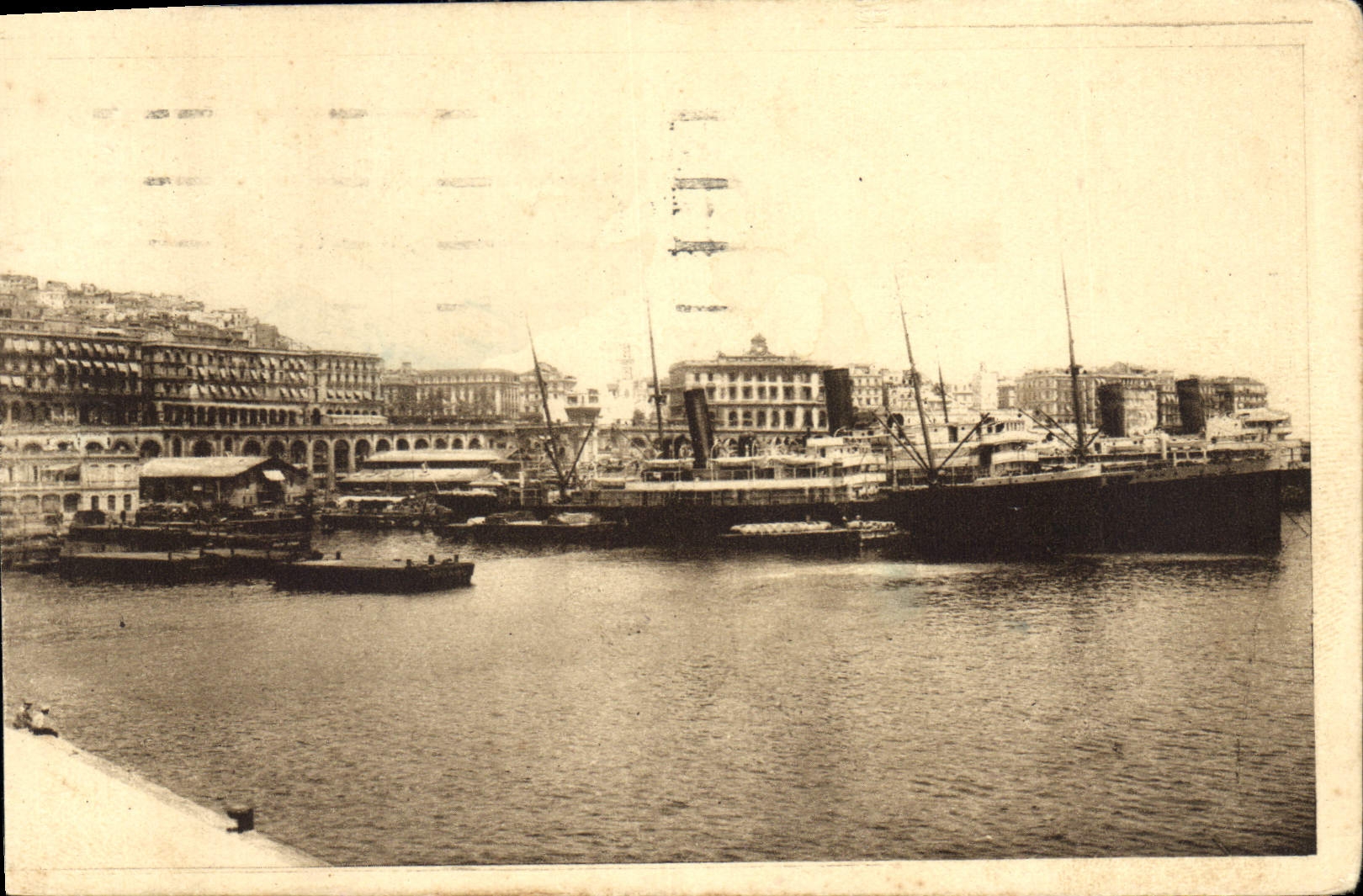 CPA Alger Les Courriers a quai Bateaux