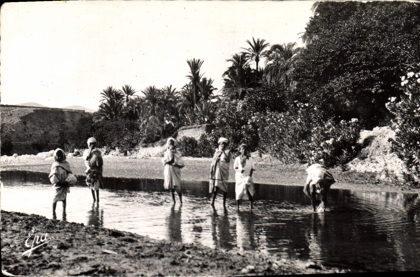 CPA Scenes et Types Dans le riviere