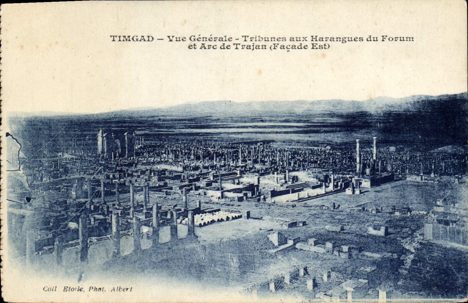 CPA Timgad Vue Generale Tribunes aux Haranguen du Forum et Arc de Trahjan Facade Est 