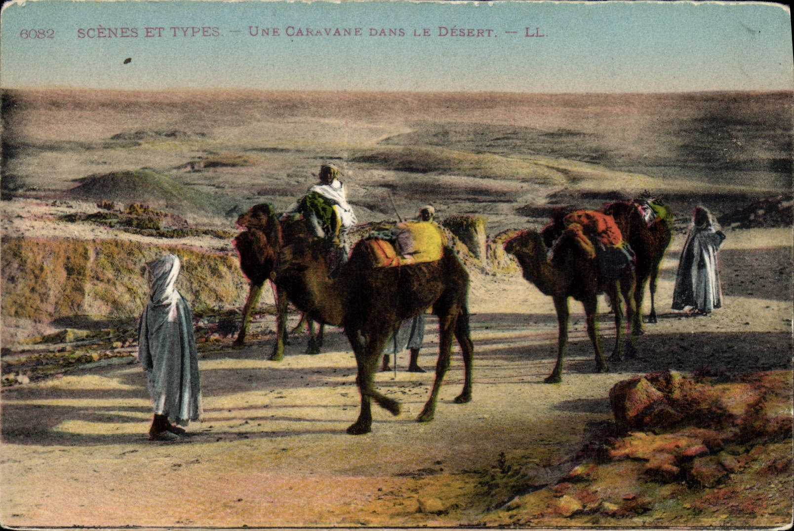 CPA Scenes et Types Une Caravane dans Le Desert