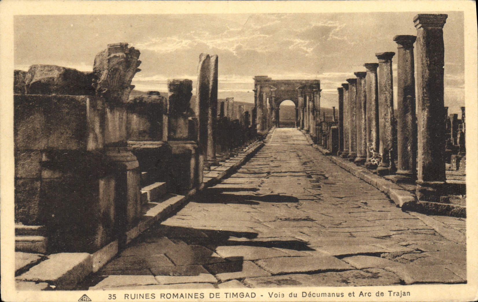 CPA Ruines Romainse de Timgad Vois du Decumanus et Arc de Trajan 