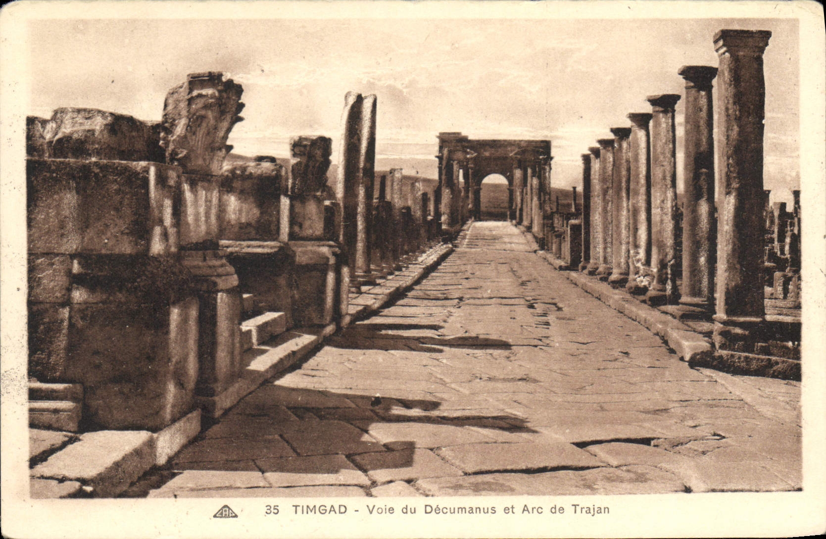 CPA Timgad Voie du Decumanus et Arc de Trajan 