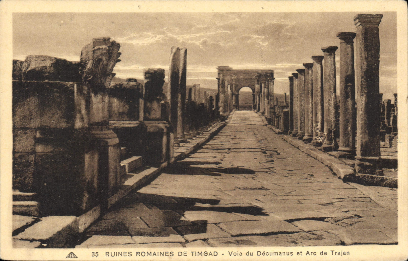 CPA Ruines Romaines de Timgad Voia du Decumanus et Arc de Trajan