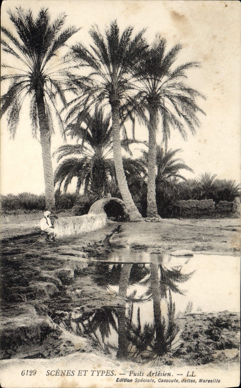 CPA Scenes et Types Puits Arlesien