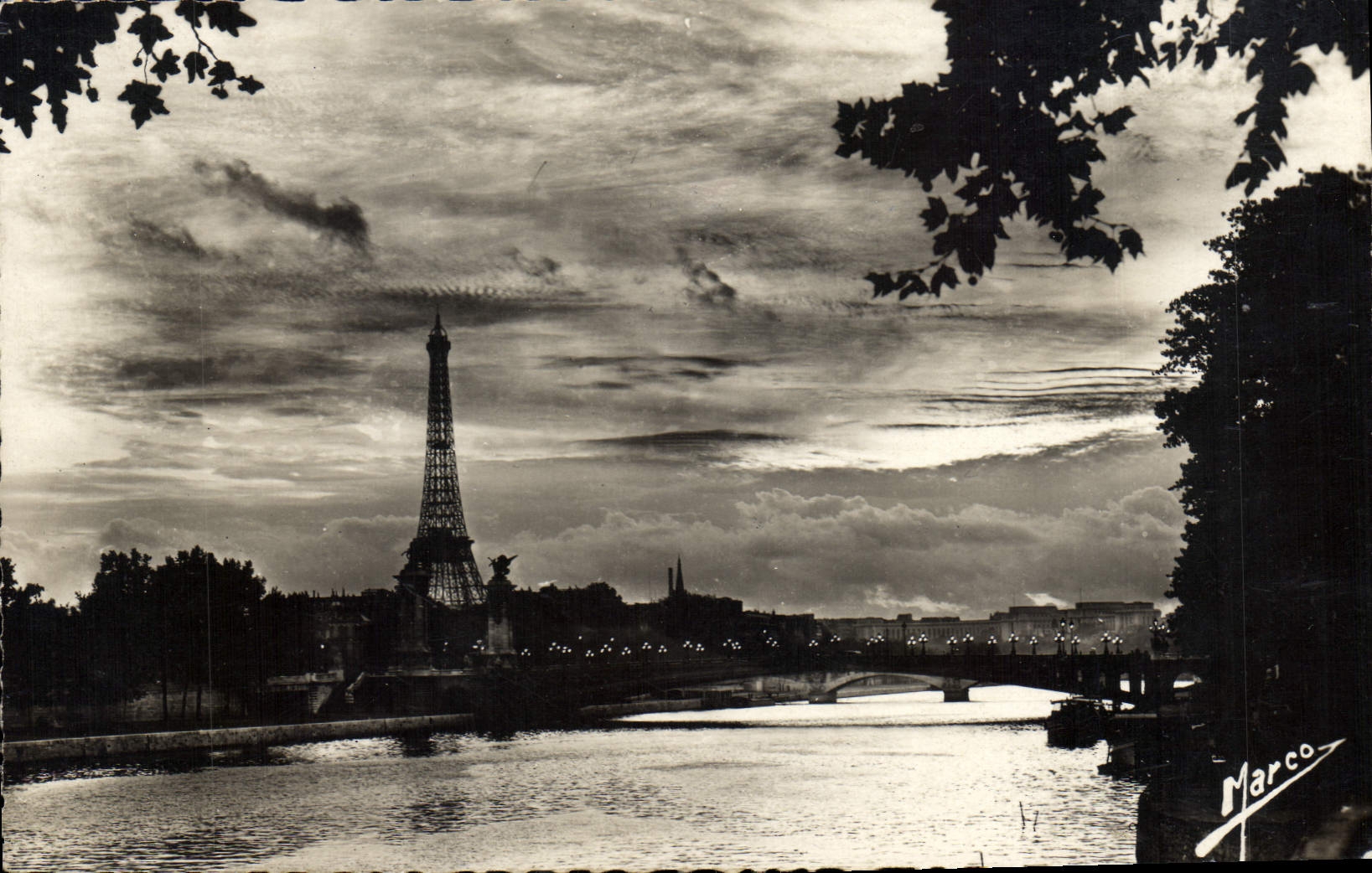 CPA Notre Paris Crepuscule sur le pont Alexandre III et la Tour Eiffel