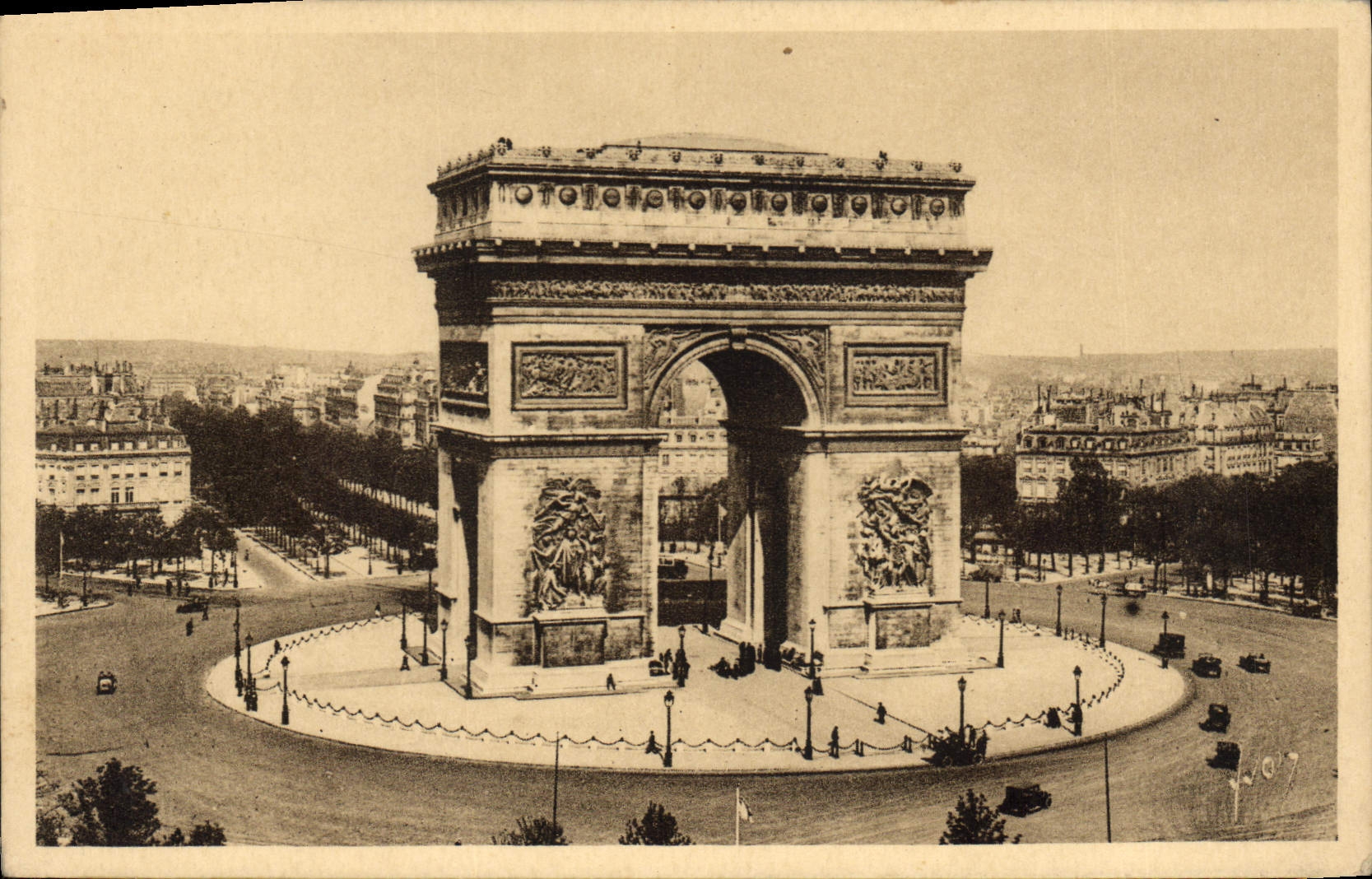 CPA Paris L'Arc de Triomphe et la Place de l'Etoile 