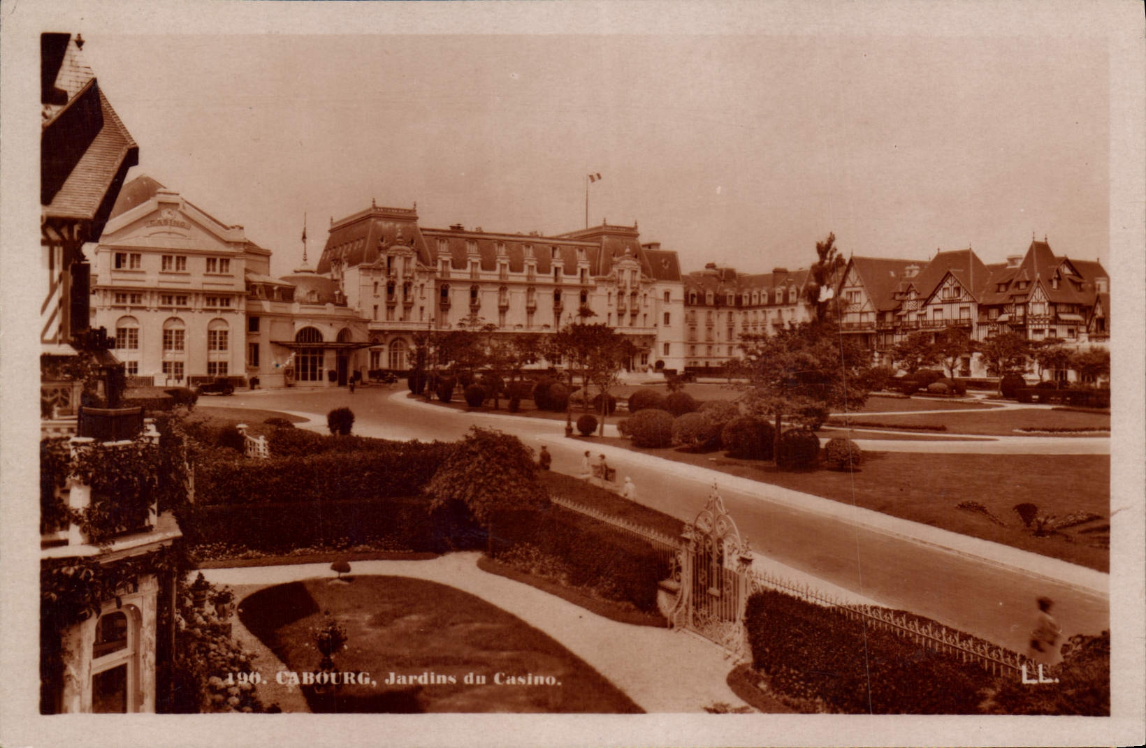 CPA Cabourg Jardins du Casino 