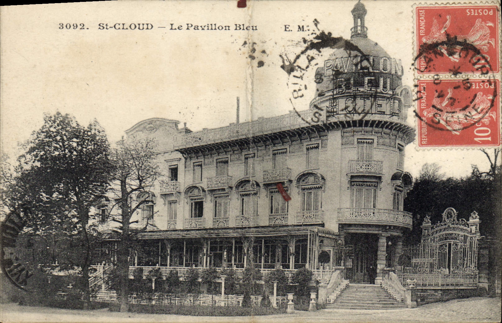 CPA St Cloud le Pavillon Bleu 