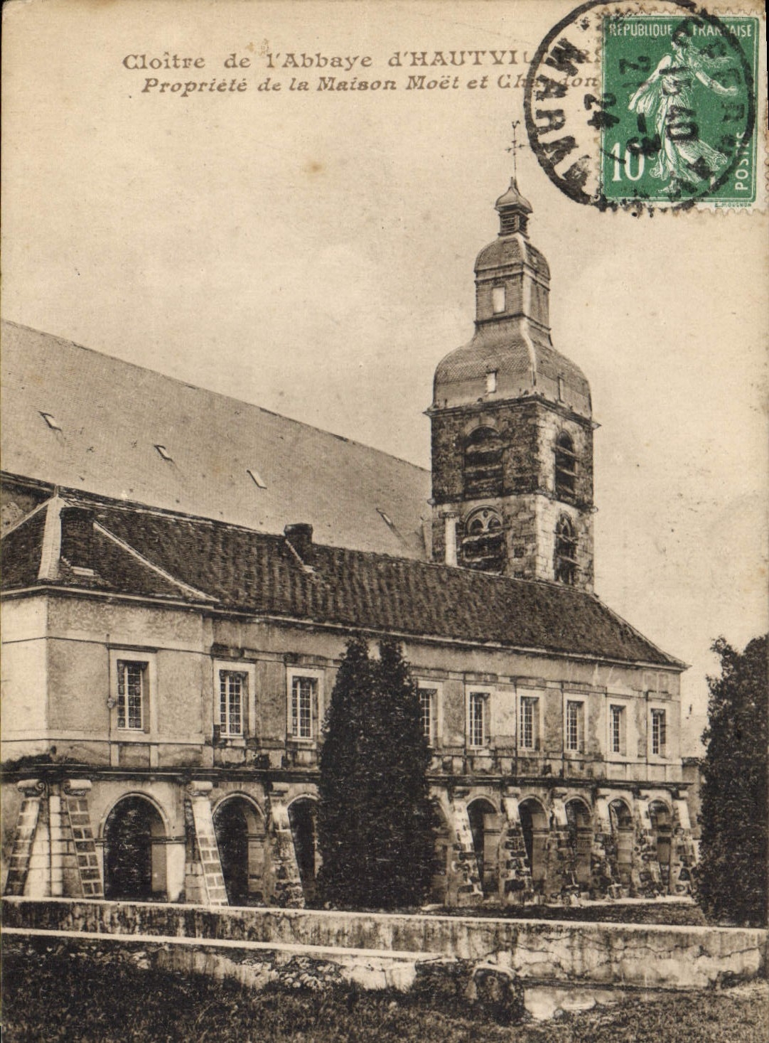 CPA Cloitre de l'Abbaye d'Hautvillers propriete de la Maison Moet et Chandon