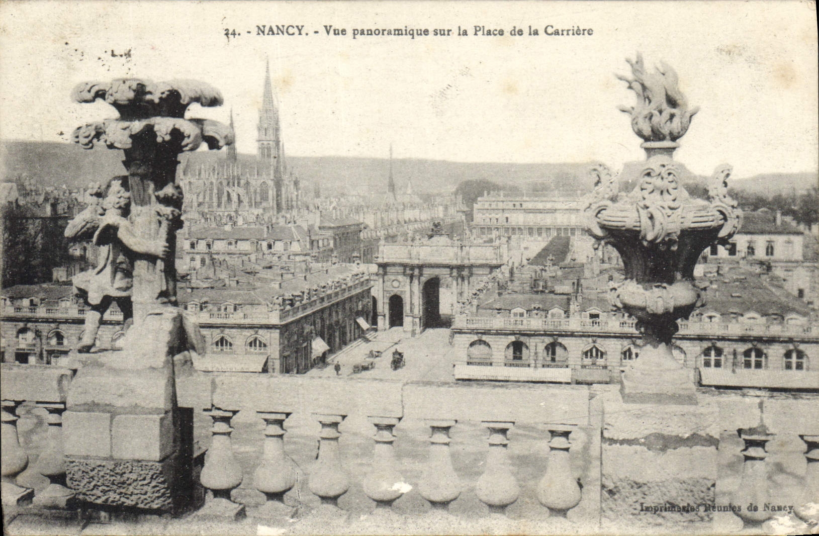 CPA Nancy vue panoramique sur la Place de la Carriere